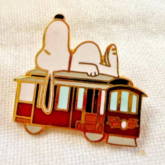 Vintage Peanuts Snoopy Collectible Enamel Lapel Pin San Francisco trolley 1" - Picture 1 of 3